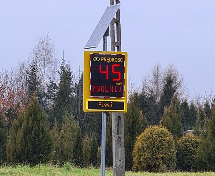 Bat na piratów drogowych przy Czerwonej. Tam kierowcy lubią poszaleć - foto