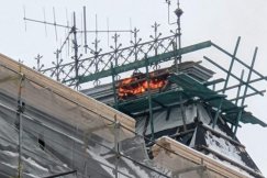 Pożar w bielskim ratuszu. Akcja gaśnicza z użyciem drabiny mechanicznej ZDJĘCIA