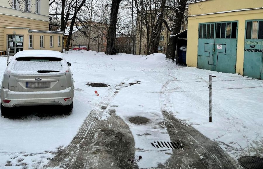 Utrudniają karetce wyjazd ze szpitala. „W naszej pracy często liczy się każda sekunda”