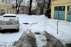 Utrudniają karetce wyjazd ze szpitala. „W naszej pracy często liczy się każda sekunda”