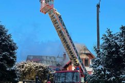 W mroźną noc spłonął im dach nad głową. Potrzebna pomoc dla pogorzelców