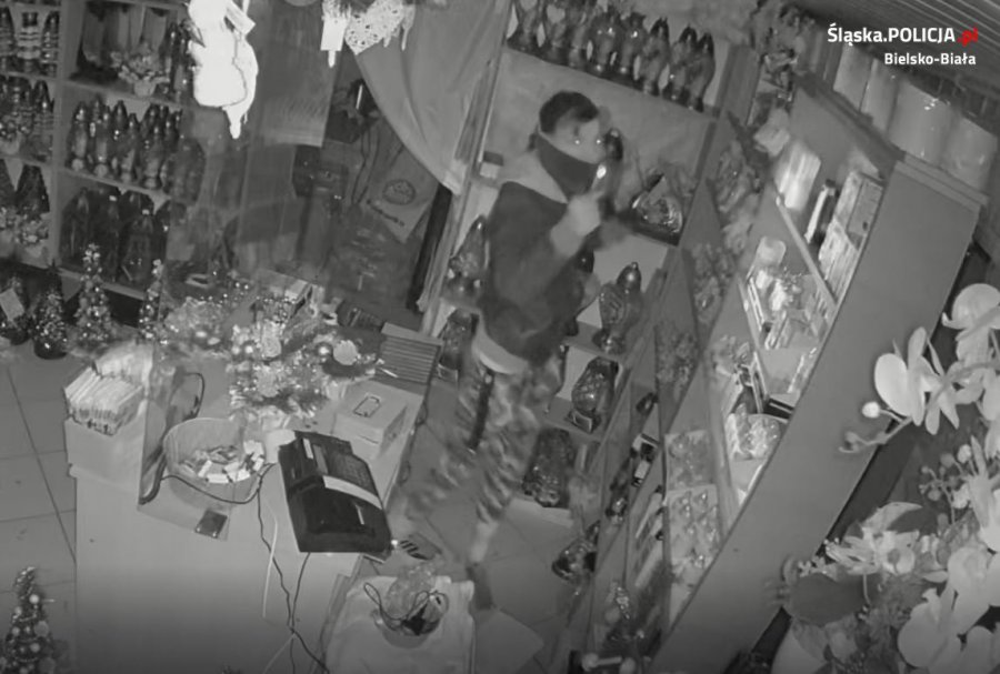 Włamywacze w kaplicy cmentarnej. Ukradli wartościowe przedmioty WIDEO