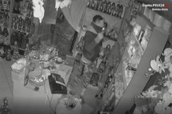 Włamywacze w kaplicy cmentarnej. Ukradli wartościowe przedmioty WIDEO