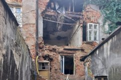 Runęła ściana kamienicy na starówce. Na miejscu siedem zastępów straży pożarnej - foto