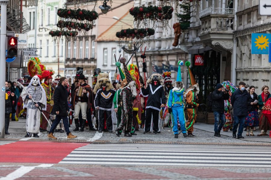 Wesołe figle na ulicach Bielska-Białej. Przebierańcy składali przechodniom życzenia ZDJĘCIA