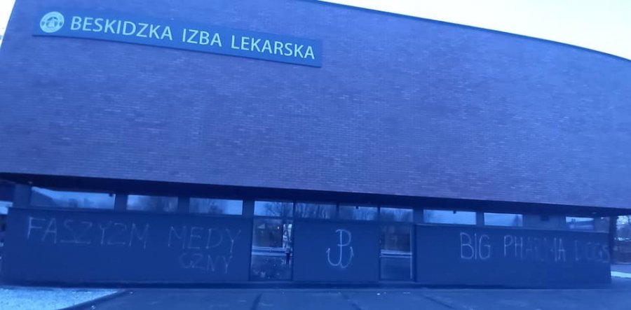 „Faszyzm medyczny” na ścianie Beskidzkiej Izby Lekarskiej. Policja szuka wandali - foto