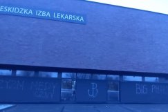 „Faszyzm medyczny” na ścianie Beskidzkiej Izby Lekarskiej. Policja szuka wandali - foto