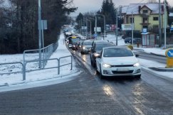 Dramat na drogach po opadzie krupy śnieżnej. W korkach stoi sznur samochodów  - foto