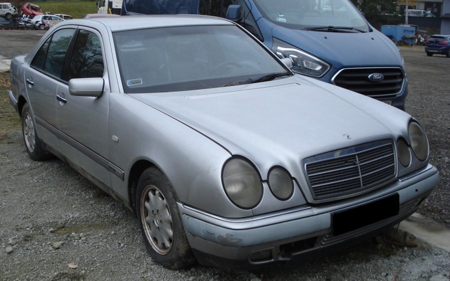 Mercedes w atrakcyjnej cenie trafi na złom. Nikt nie chciał go kupić