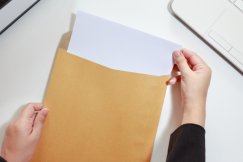 Koperty bąbelkowe czy koperty kartonowe?