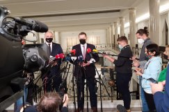 Jest decyzja ministra edukacji. Starsi uczniowie przechodzą na naukę zdalną! - foto