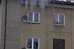 Niebezpieczne sople. „Jak taki spadnie i kogoś zabije, to będzie afera na całą Polskę”