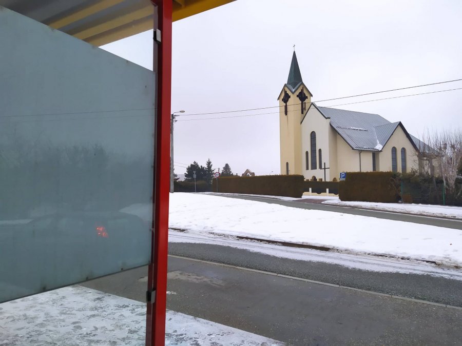 Kościelny parking jak węzeł przesiadkowy? Proboszcz mówi „dość”