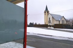 Kościelny parking jak węzeł przesiadkowy? Proboszcz mówi „dość”