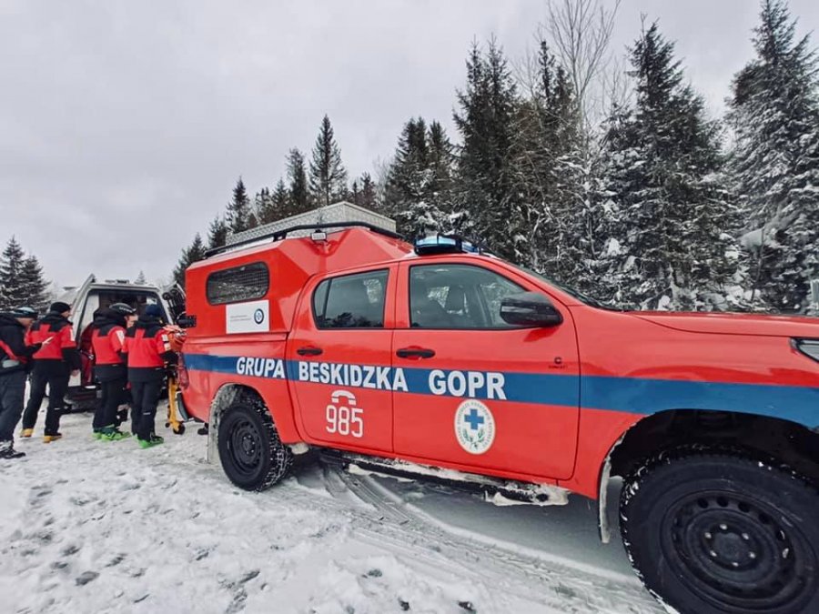Tragedia w rejonie przełęczy Przegibek. Akcja ratunkowa na niebieskim szlaku