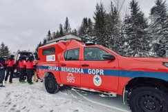 Tragedia w rejonie przełęczy Przegibek. Akcja ratunkowa na niebieskim szlaku
