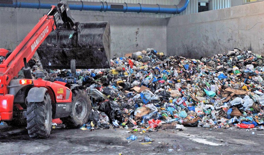 Stracił dużo zdrowia, żeby przestało śmierdzieć. Teraz hałas spędza sen z powiek