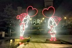 Bielsko-Biała pięknieje na walentynki. Kolorowe dekoracje świetlne na ulicach ZDJĘCIA