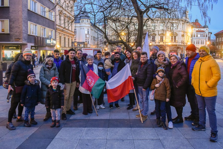 Bielsko-Biała znaczy bezpieczna przystań. Powitanie uchodźców na placu Chrobrego