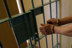 Trzech mężczyzn pobiło policjanta. Tylko kilka godzin cieszyli się wolnością