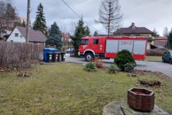 Drzewo spadło na teren przedszkola. Silny wiatr powoduje liczne szkody - foto