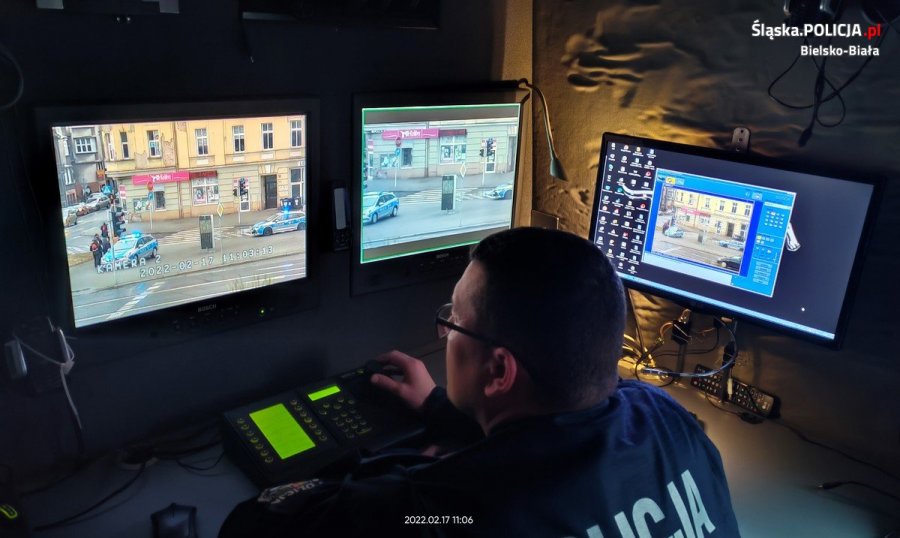 Specjalna furgonetka na bielskich ulicach. Ma podnoszony maszt antenowy - foto