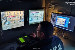 Specjalna furgonetka na bielskich ulicach. Ma podnoszony maszt antenowy - foto