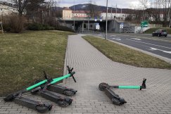 Hulajnogi porozrzucane po mieście. „Niewidomi muszą od teraz się lepiej rozglądać” - foto