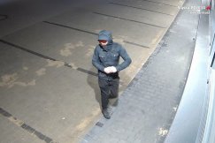 Zdewastował elewację nowego budynku. Kim jest ten mężczyzna? FILM