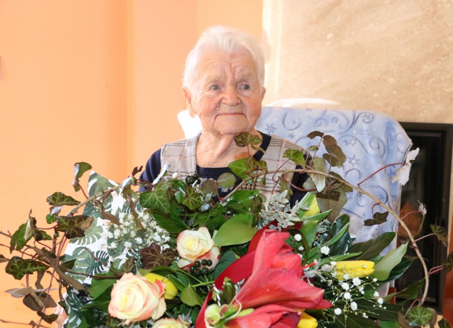 Stulatka codziennie ćwiczy 15 minut. Jej wszystkie koty miały na imię Maciek - foto