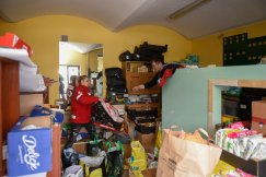 Rośnie góra odzieży i żywności. Bielszczanie masowo pomagają Ukrainie ZDJĘCIA