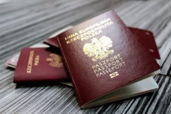 Wróciły kolejki. Ludzie koczują pod urzędem od godzin nocnych