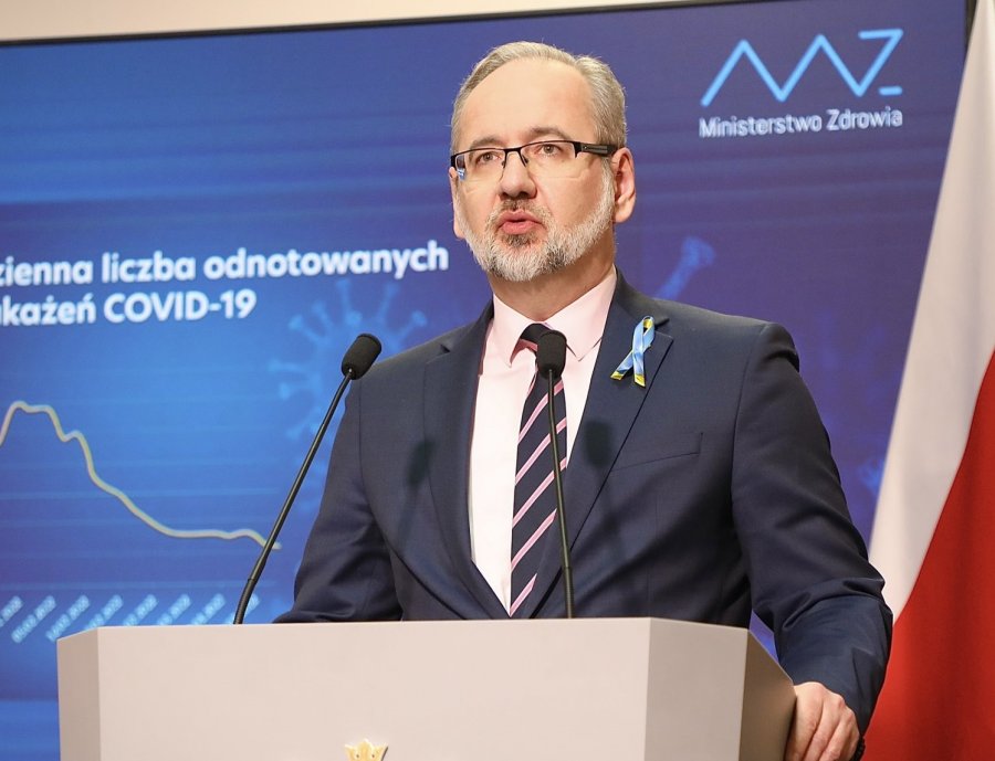 Koniec z maseczkami i kwarantanną. Pandemia nadal trwa - twierdzi minister