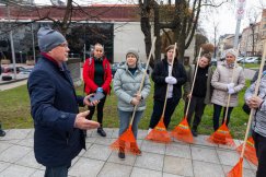 Ukraińcy sprzątają Park Słowackiego. Tak dziękują bielszczanom za gościnę - foto