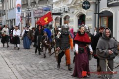Niezwykły pochód na ulicach Bielska-Białej. Bohaterowie w strojach historycznych ZDJĘCIA