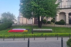 Incydent przed zamkiem Sułkowskich. Zasłonili kwietną flagę Ukrainy - foto