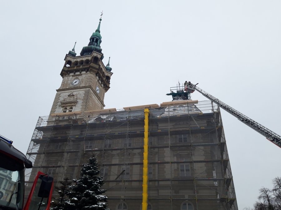Pożar dachu bielskiego ratusza. Policja umorzyła dochodzenie