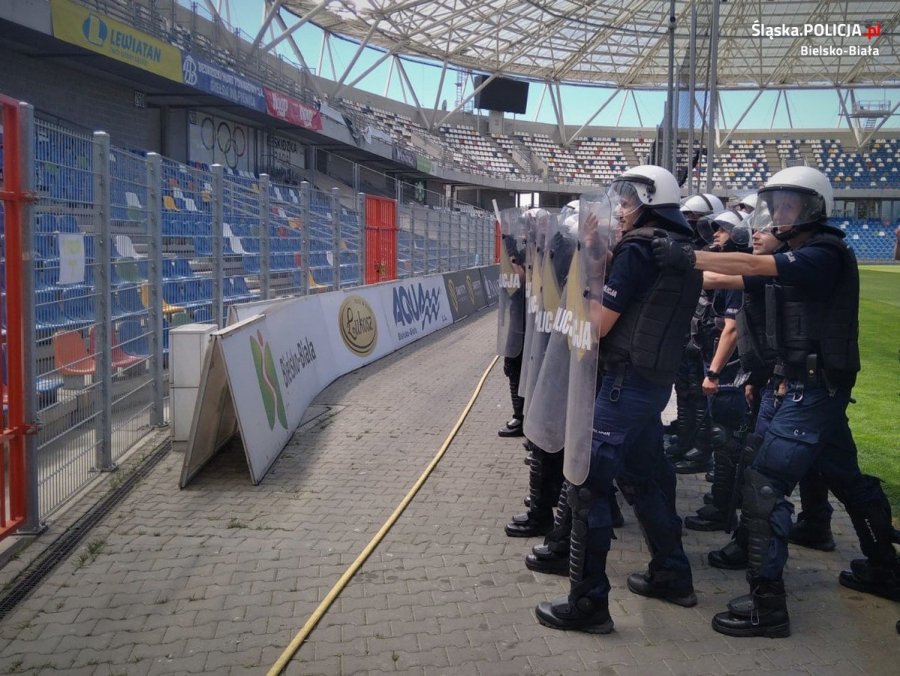 Duża jednostka policji z bronią na trybunach Stadionu Miejskiego ZDJĘCIA