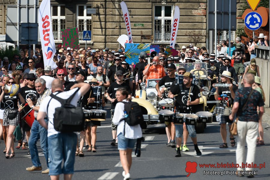 Radosny pochód na ulicach Bielska-Białej. Parada, jak w Ameryce ZDJĘCIA