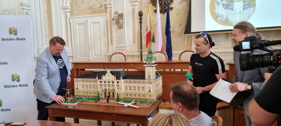 Bielski ratusz z 40 tys. klocków lego. Figurka prezydenta i krawaty na zmianę - foto