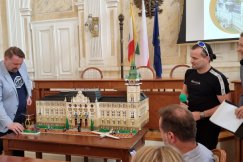 Bielski ratusz z 40 tys. klocków lego. Figurka prezydenta i krawaty na zmianę - foto