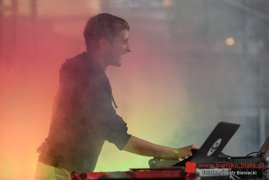 Bass Astral zrobił show. Roztańczona publiczność przed Galerią Sferą ZDJĘCIA