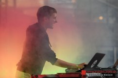 Bass Astral zrobił show. Roztańczona publiczność przed Galerią Sferą ZDJĘCIA