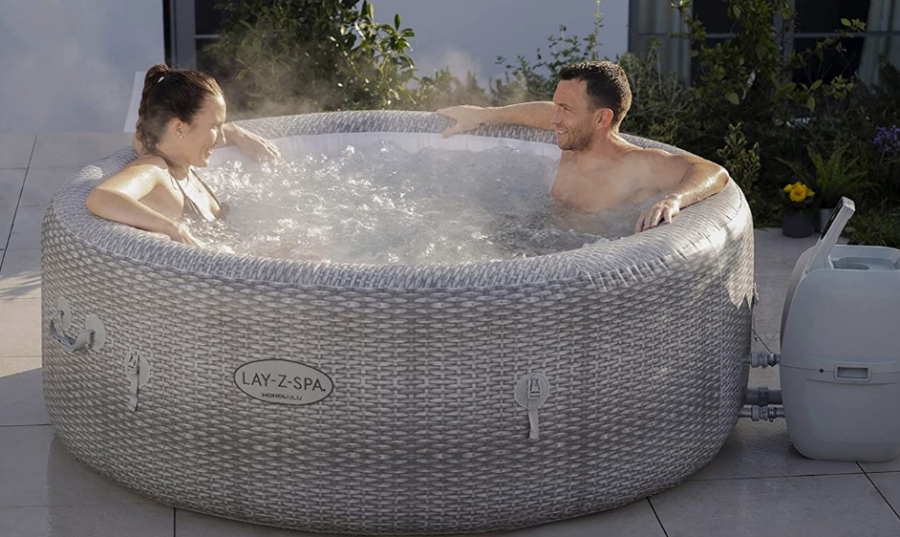 Basen lub jacuzzi, co wybrać do ogrodu?