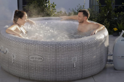 Basen lub jacuzzi, co wybrać do ogrodu?
