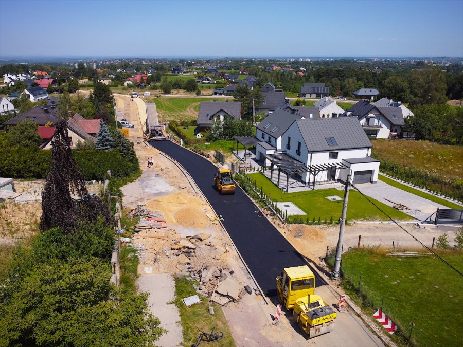 Pierwszy asfalt na Łowieckiej. Inwestycja zostanie ukończona po wakacjach