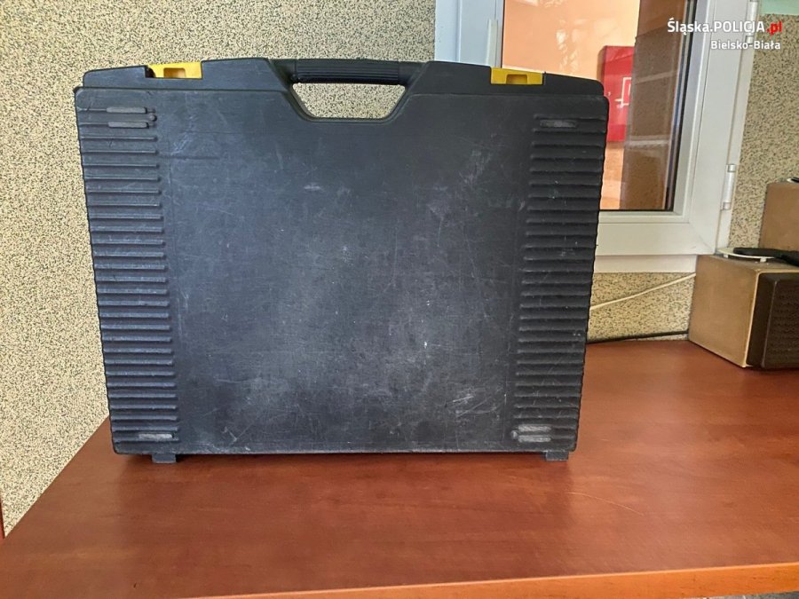Znaleziono walizkę ze sprzętem elektronicznym. Komunikat policji