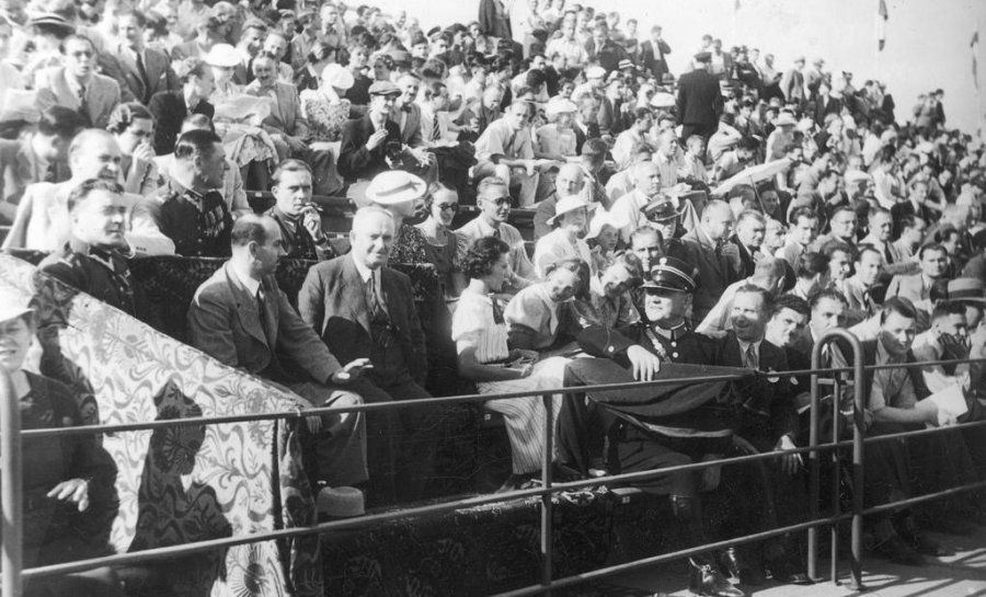Rekordy w wodzie i na trybunach. Taki piękny basen był tylko w Bielsku ZDJĘCIA