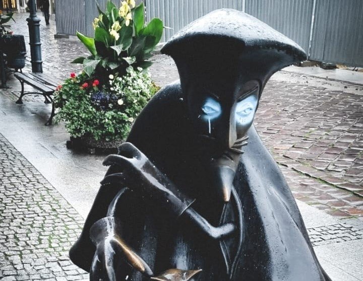 Caramba! Dewastacja rzeźby Szpiega z Krainy Deszczowców w centrum Bielska-Białej
