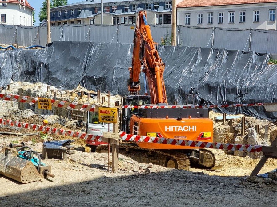 Groźny wypadek na budowie w Bielsku-Białej. Ziemia osunęła się na robotnika
